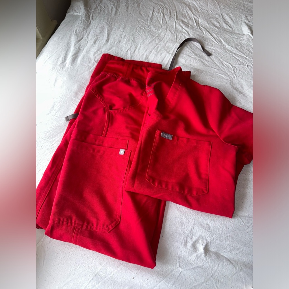 Red FIGS extra small set, Kade straight legs pants Katrina one pocket top